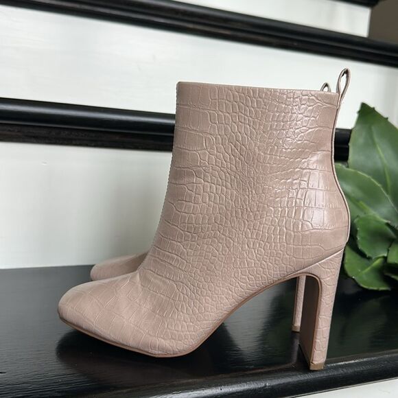 Express vegan leather like new crocodile embossed ankle booties neutral taupe - Picture 3 of 8